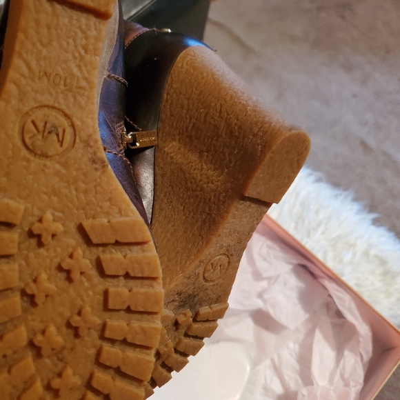 Women's distressed Leather booties - Picture 6 of 6